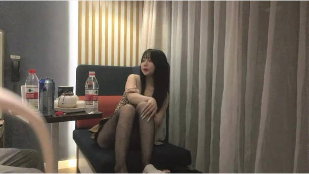 国产原创-良家豹纹小姐姐短裙黑色网袜喝喝酒玩玩游戏舔屌口交活很不错撕裆猛操叫的好骚