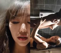 长发美女雪儿粉和男粉丝在网吧厕所约啪,爽到高潮但不敢叫出