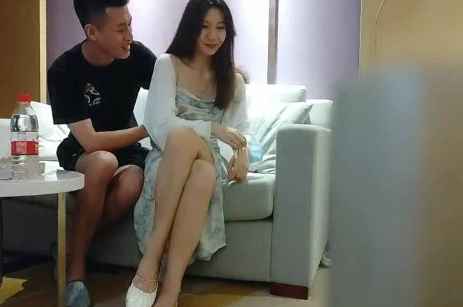 91大神-牛屌探花笑起来甜美文静小姐姐,吸奶扣穴调情妹纸很娇羞,深喉口交抬起长腿侧入,扶着小腰后入撞击